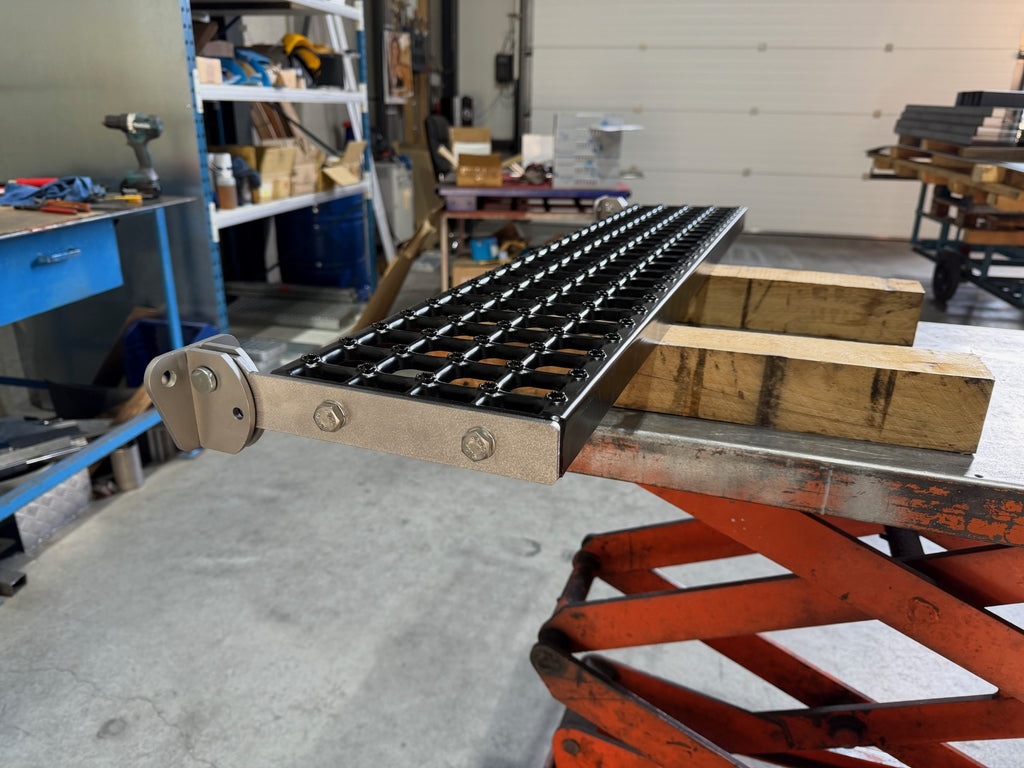 Opklapbare treeplank 1000x200mm ANTI-SLIP + Zwart gecoat