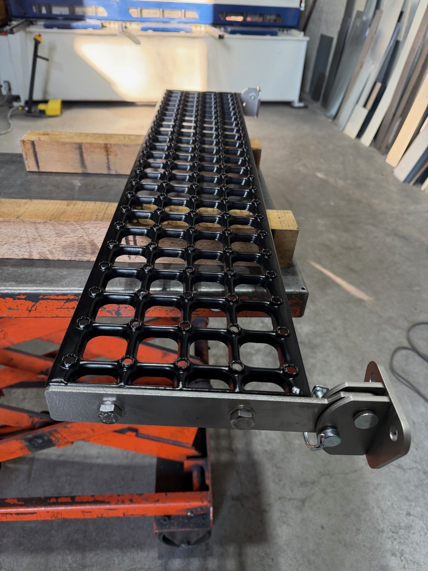 Opklapbare treeplank 800x200mm ANTI-SLIP + Zwart gecoat