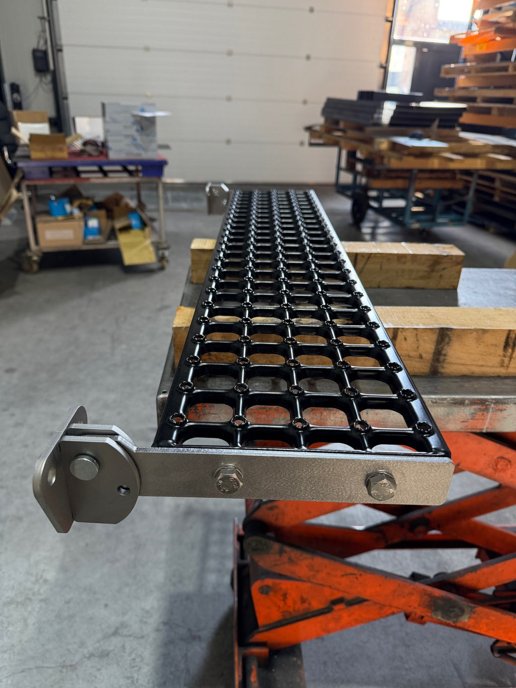Opklapbare treeplank 1000x200mm ANTI-SLIP + Zwart gecoat